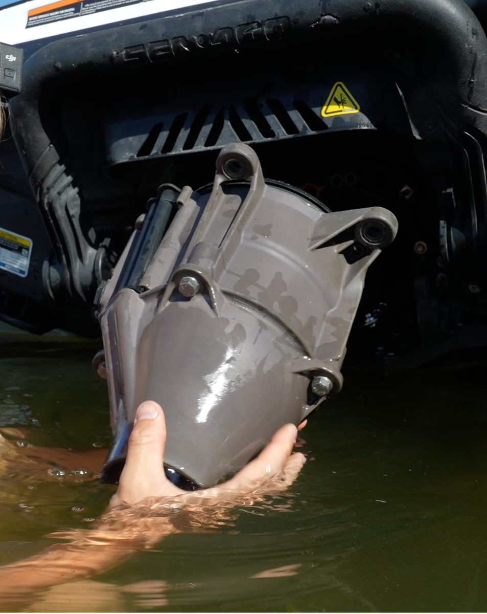 Jetpumpe Mit Beiden Händen Aus Dem Sea-Doo Herausheben