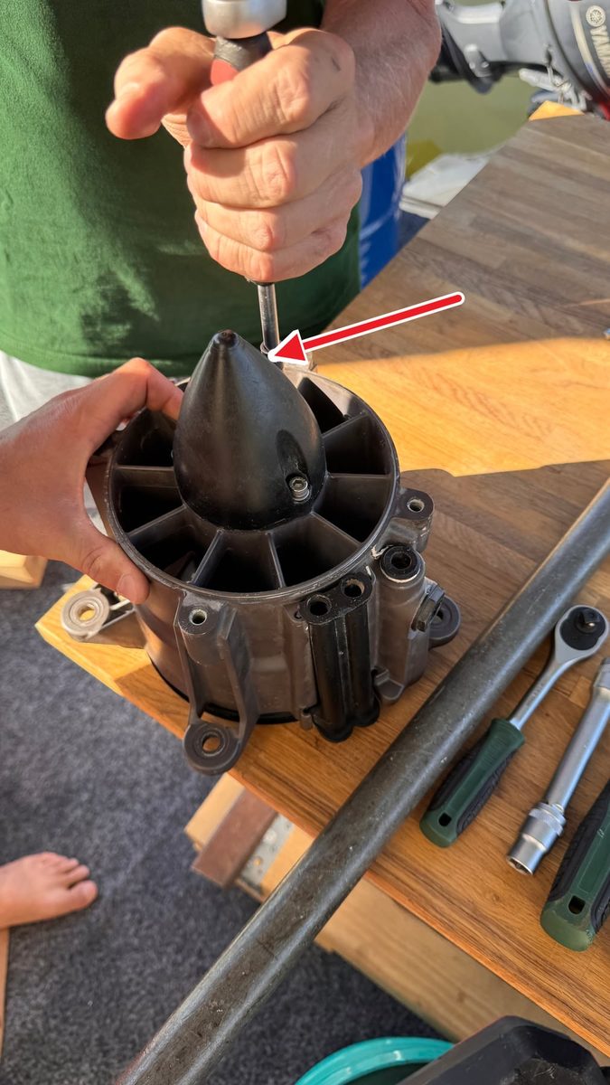 Rot Markierte Dritte H5-Schraube Beim Lösen Der Impeller Nose Cone