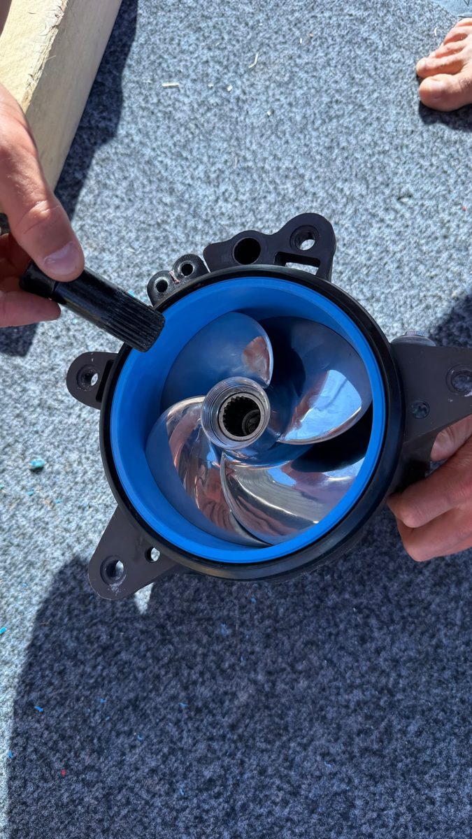 Neuen Impeller Auf Das Gewinde Der Pumpenwelle Schrauben