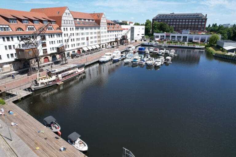 Hafengebiet - Luftaufnahme Mit Spree Und Industriekulisse