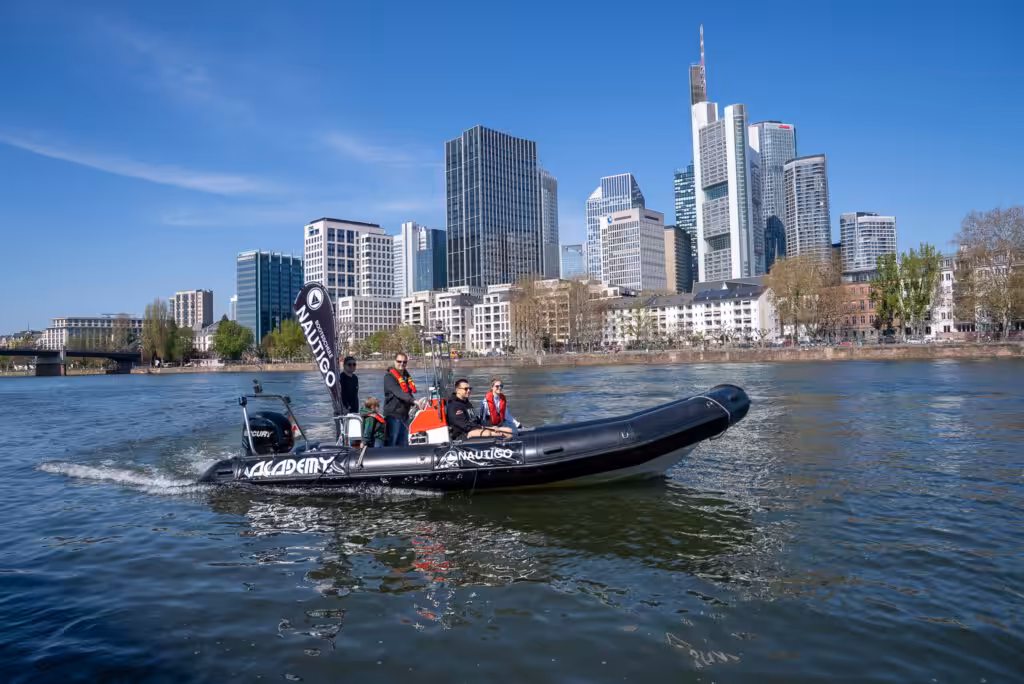 Nautigo Fahrschulboot Mit Schülern Auf Dem Main Vor Der Frankfurter Skyline