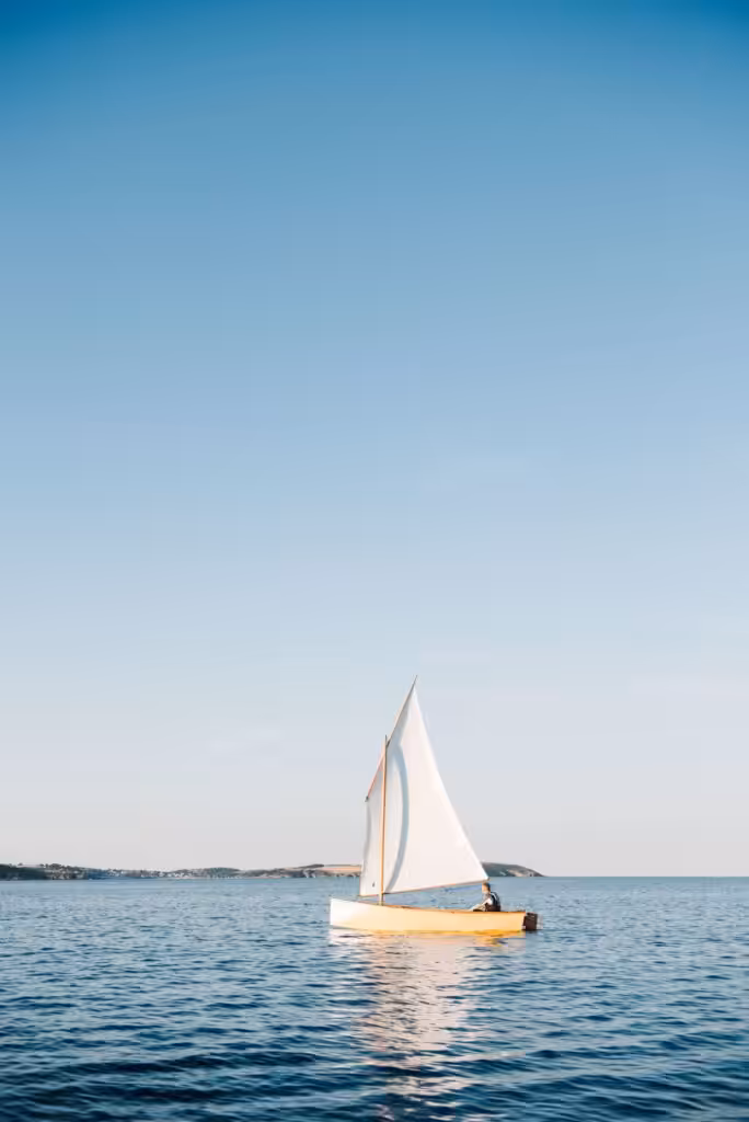 Wie lange dauert der Bootsführerschein? Lernzeit, Kursformate und Zeitplan - Nautigo Sailing Boat Harbor Calendar Planning