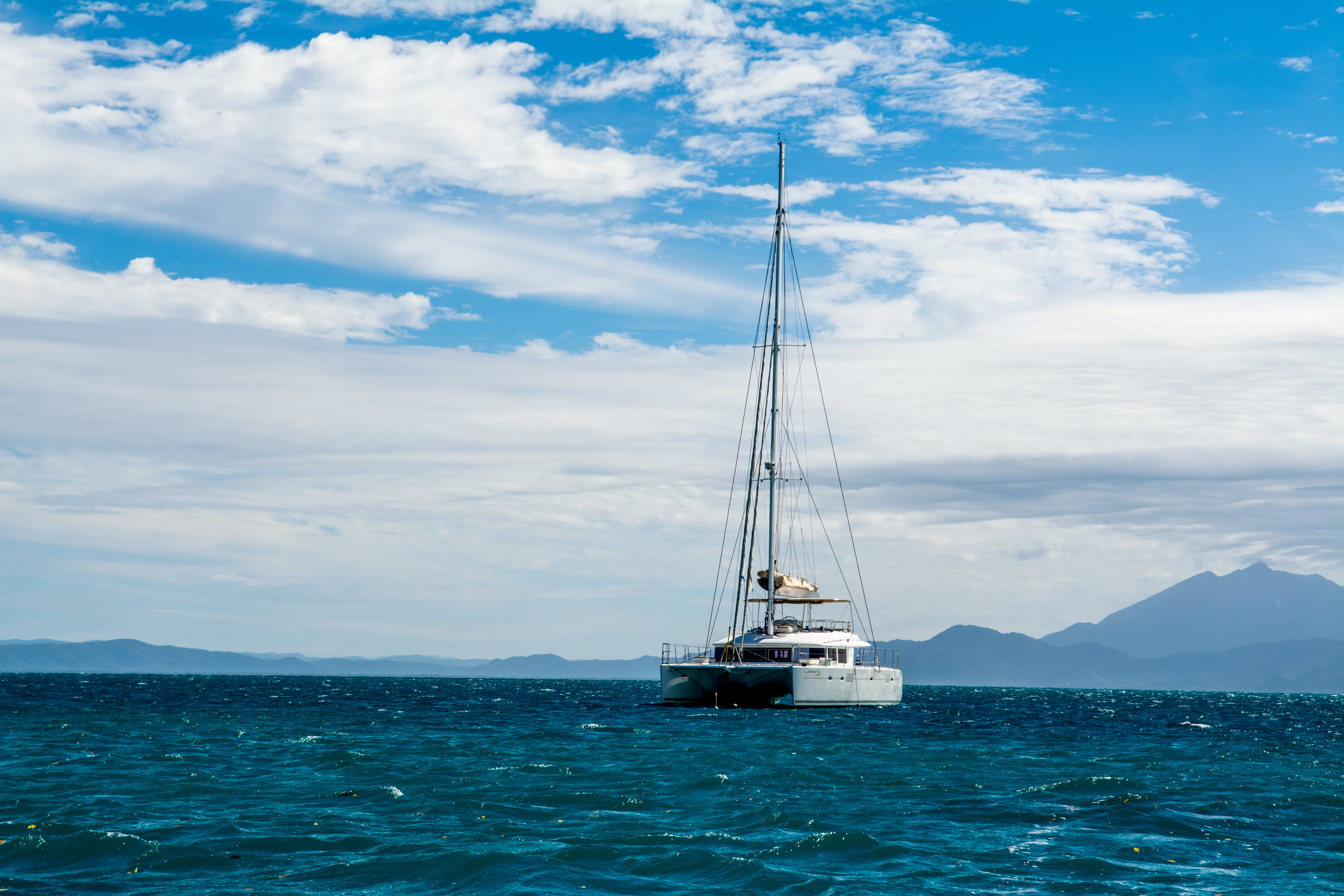 Yacht Auf Dem Offenen Ozean Unter Blauem Himmel