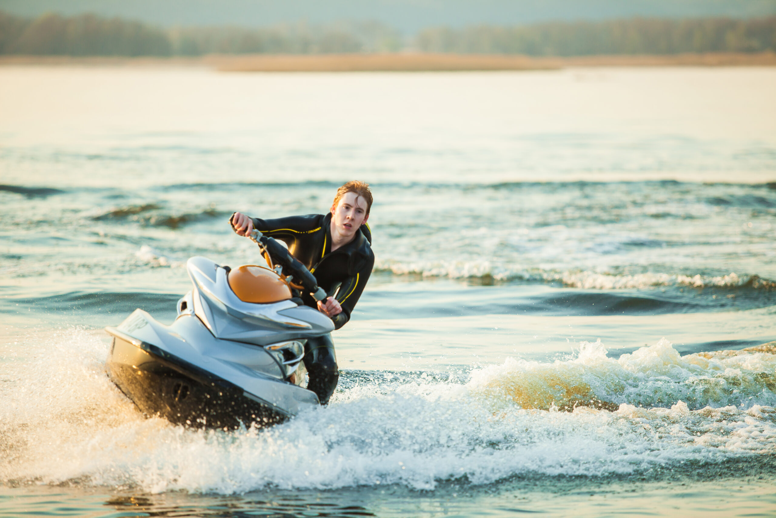 Person Fährt Jetski Auf Dem Offenen Meer