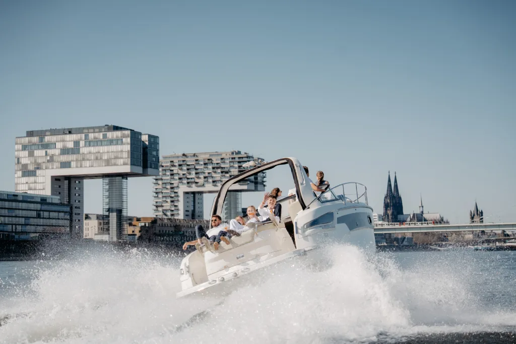 Mit Nautigo Auf Dem Rhein Vor Den Kranhäusern Und Dem Kölner Dom