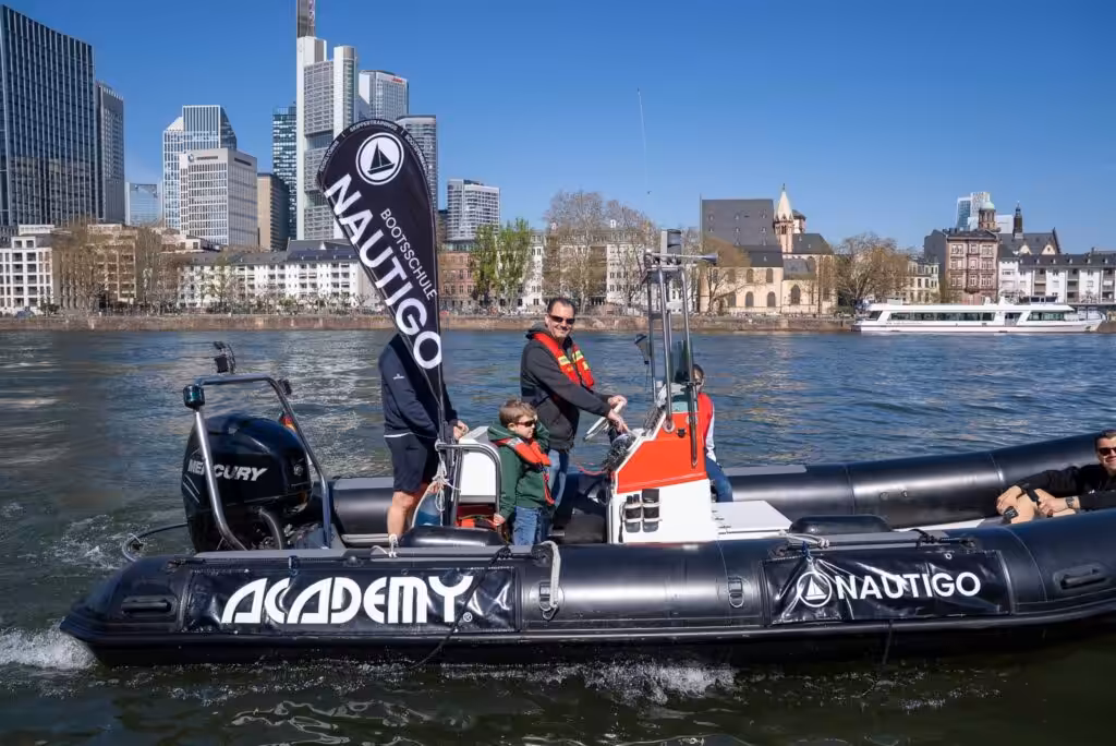 Praxisausbildung Auf Dem Main In Frankfurt: Nautigo Fahrschulboot Mit Ausbilder Vor Der Skyline