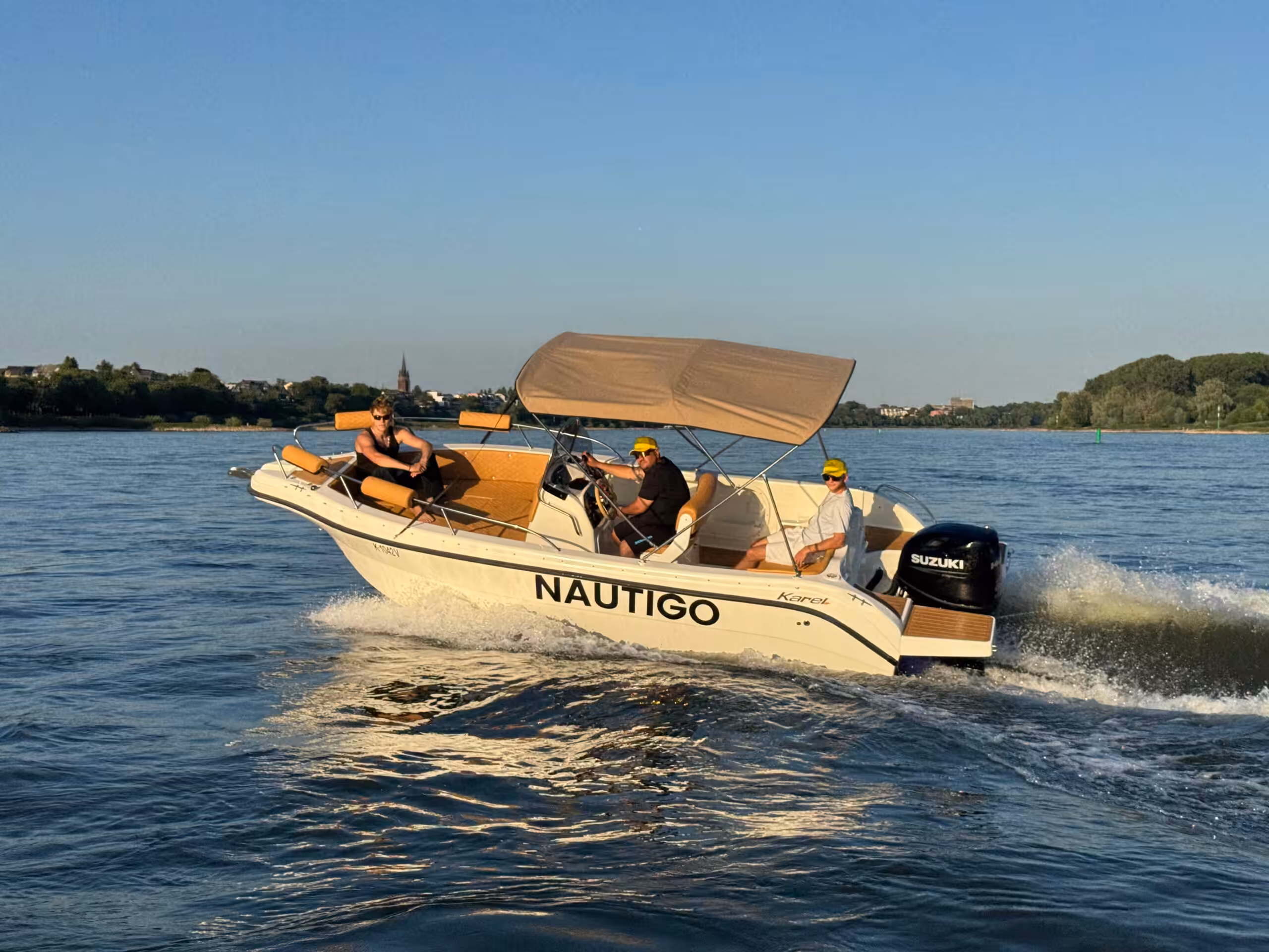 Karel F19 Premium-Boot Mieten Düsseldorf