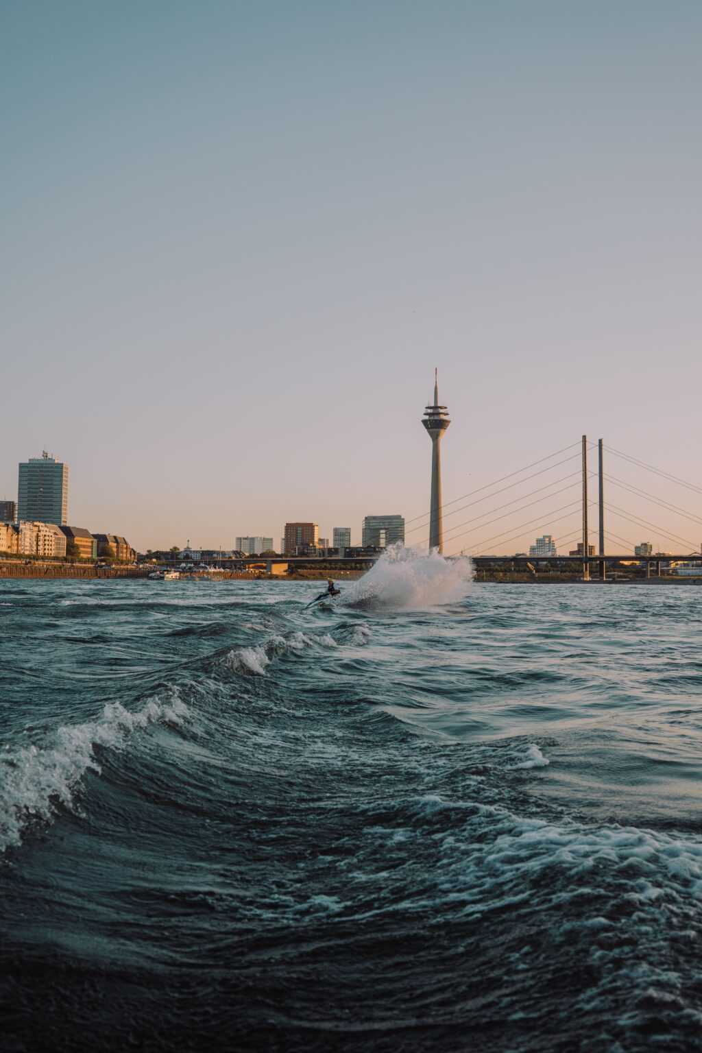 Rhein Bei Düsseldorf - Blick Auf Rheinturm Und Rheinkniebrücke