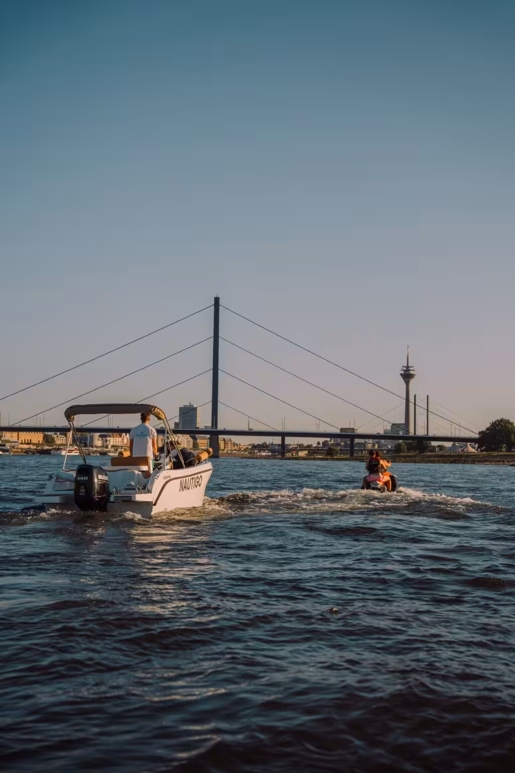Praxisausbildung Bei Düsseldorf: Nautigo Fahrschulboot Auf Dem Rhein Vor Der Rheinkniebrücke