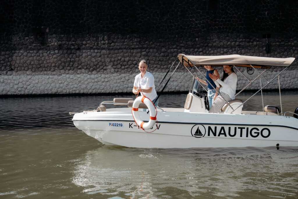 Prüfungsmanöver An Bord: Ausbildung Mit Rettungsring Auf Dem Nautigo Fahrschulboot