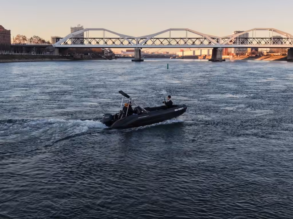 Praxisausbildung Am Rhein Bei Mannheim: Nautigo Fahrschulboot In Fahrt Vor Der Konrad-Adenauer-Brücke