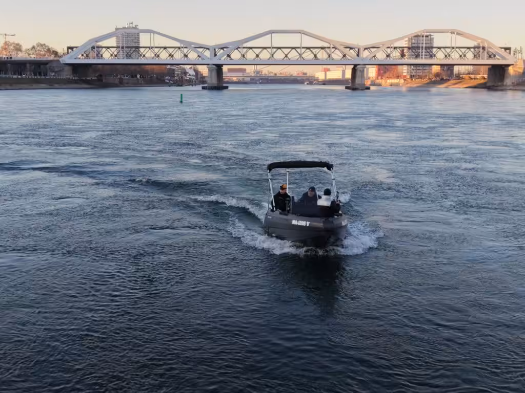Nautigo Fahrschulboot Mit Schülern Auf Dem Rhein Vor Der Konrad-Adenauer-Brücke Bei Mannheim