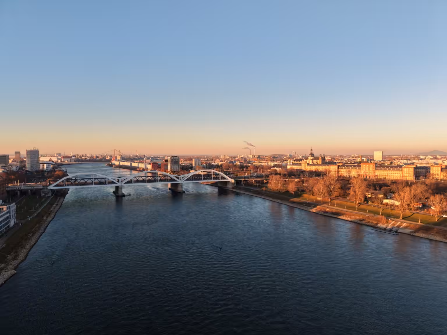 Sportboot-Revier Bei Mannheim: Rhein Mit Konrad-Adenauer-Brücke Und Mannheimer Skyline Aus Der Luft