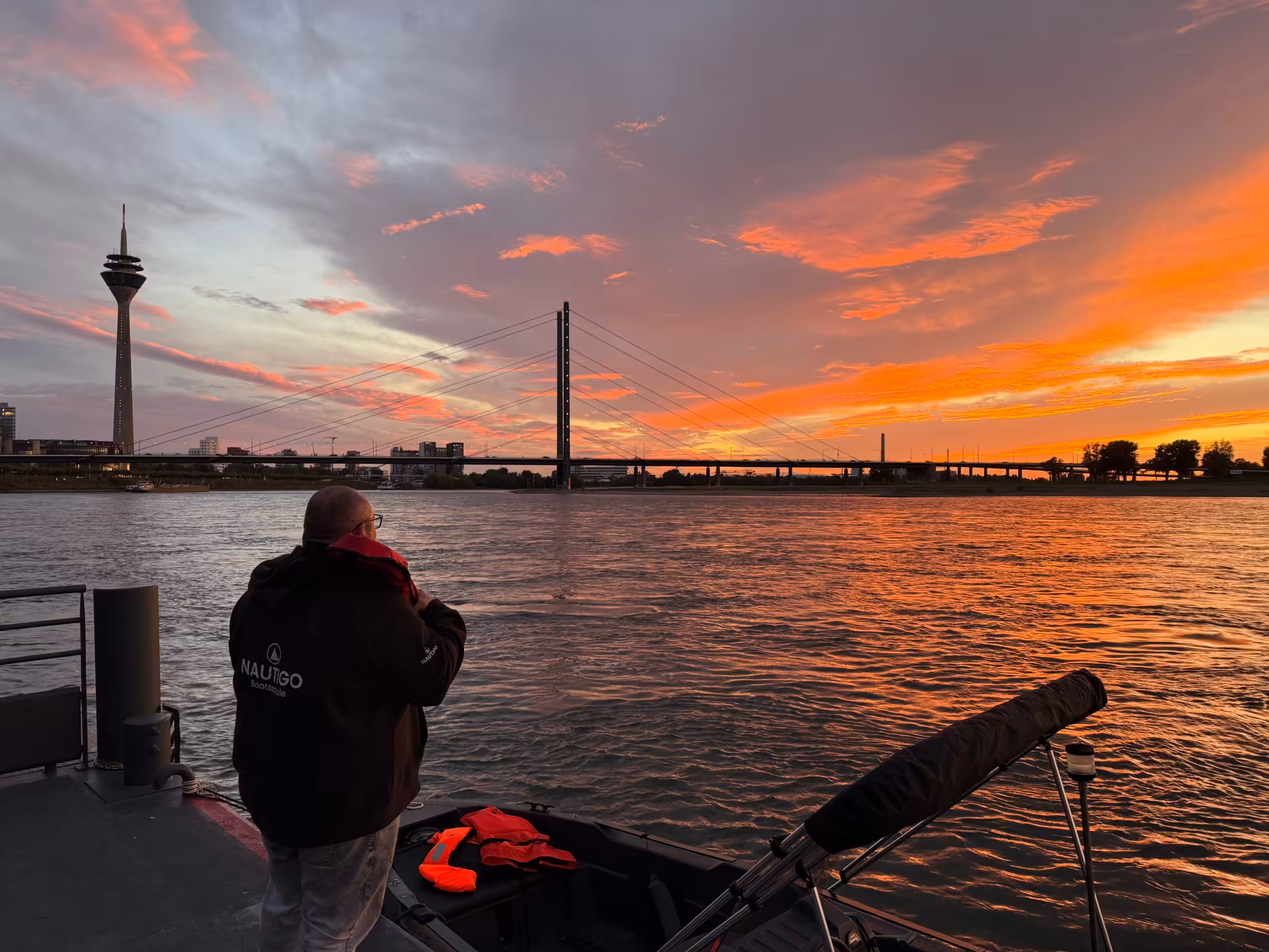 Nautigo-Crew An Bord Bei Sonnenuntergang Auf Dem Rhein Vor Dem Rheinturm In Düsseldorf