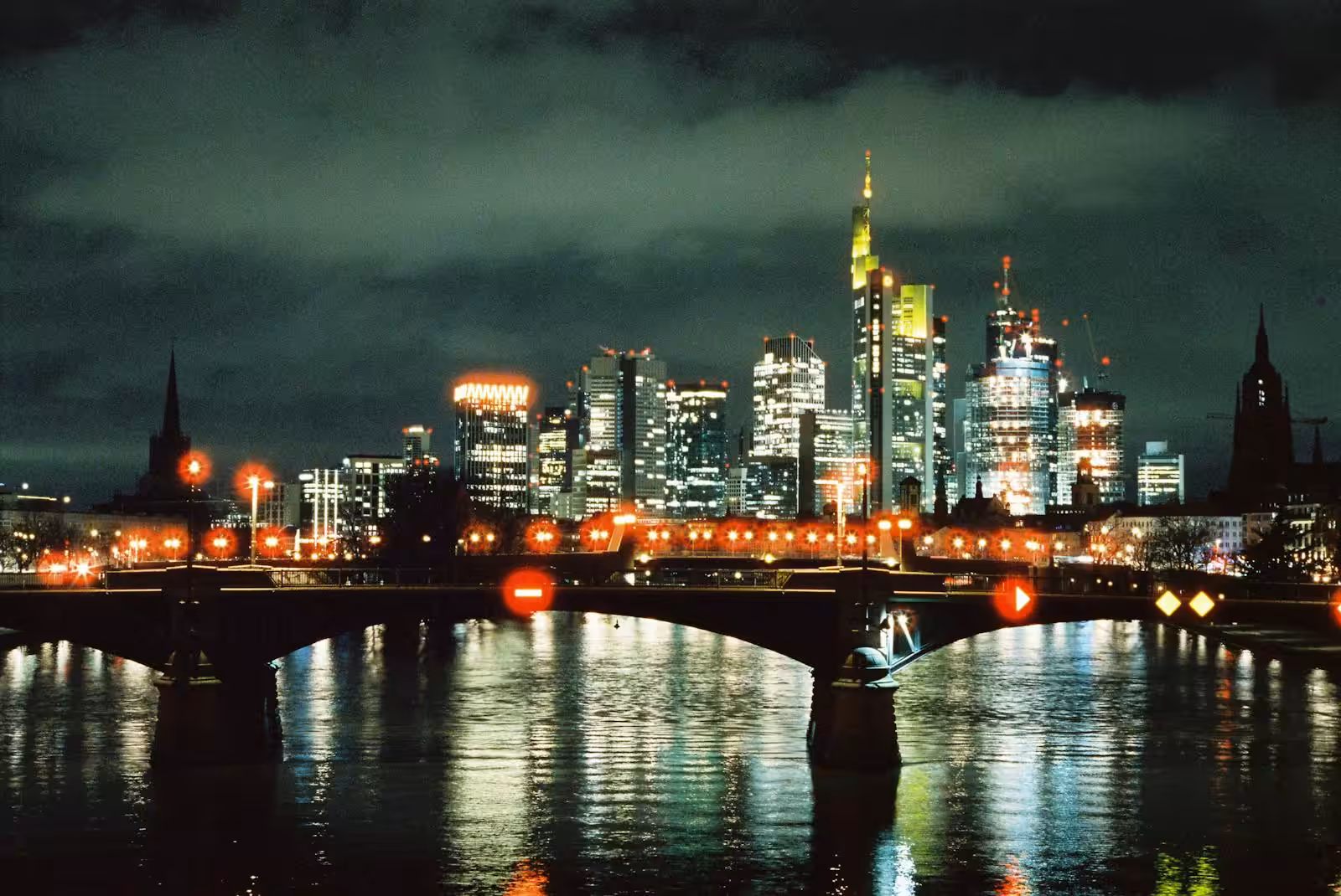 Frankfurter Skyline Bei Nacht Am Main