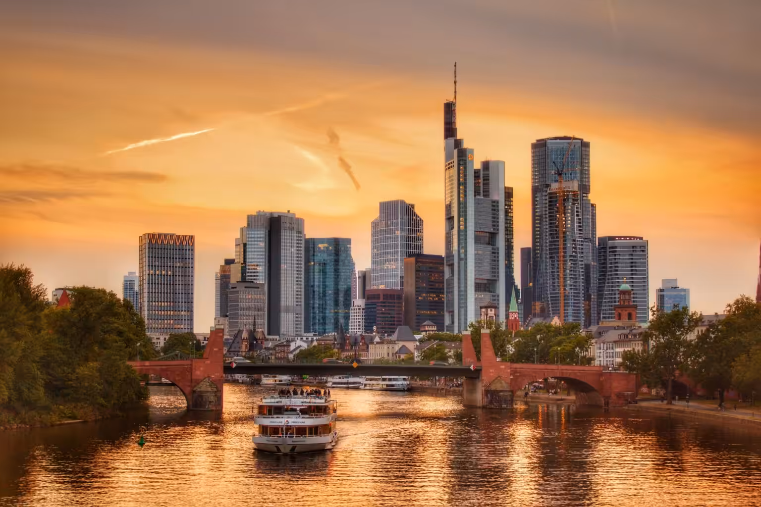 Sportboot-Revier In Frankfurt: Der Main Mit Skyline Und Ausflugsschiffen