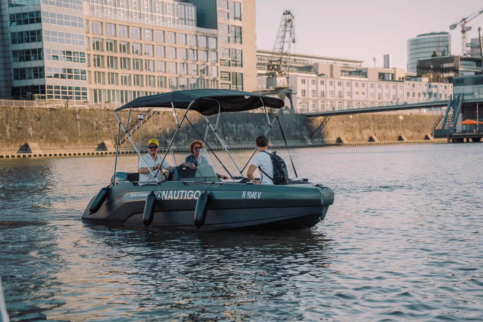 Nautigo Boot Auf Dem Rhein Vor Dem Düsseldorfer Medienhafen