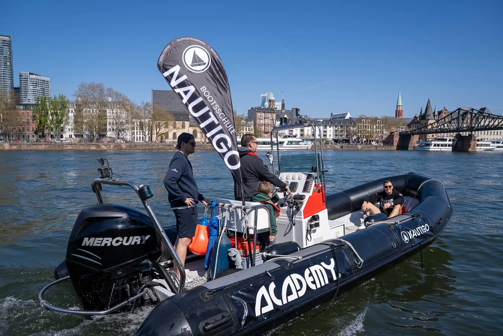 Nautigo Boot Mit Flagge Auf Dem Main Vor Frankfurt