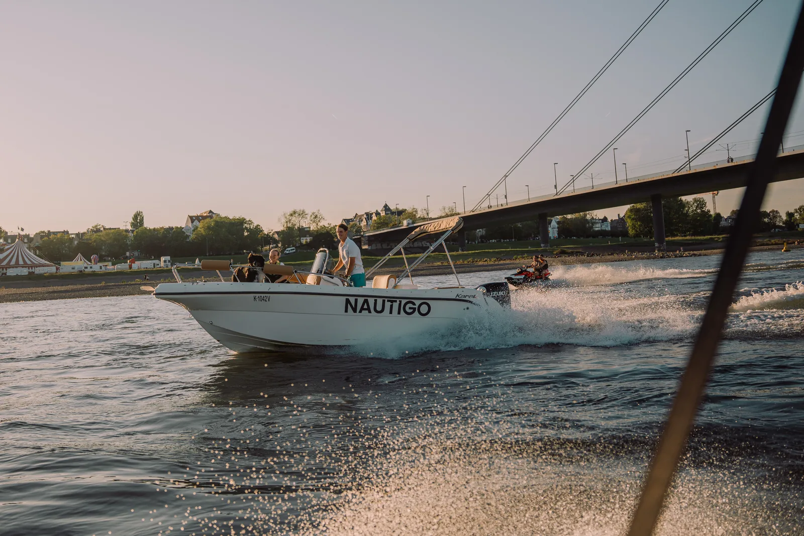 Motorboot Auf Dem Rhein An Der Düsseldorfer Rheinkniebrücke