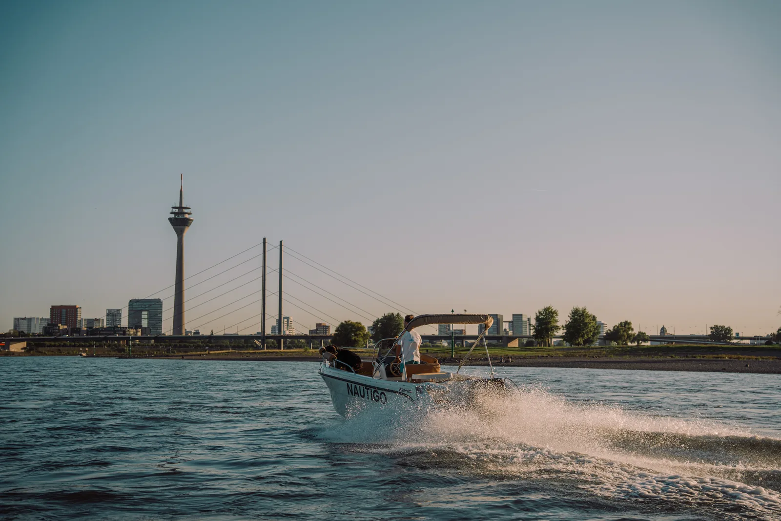 Boot Auf Dem Rhein Mit Dem Rheinturm Im Hintergrund