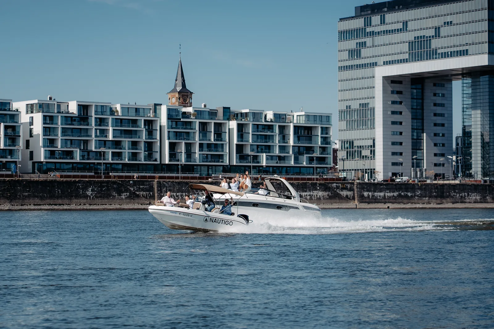 Boot Auf Dem Rhein Vor Den Kranhäusern Und Dem Kölner Dom