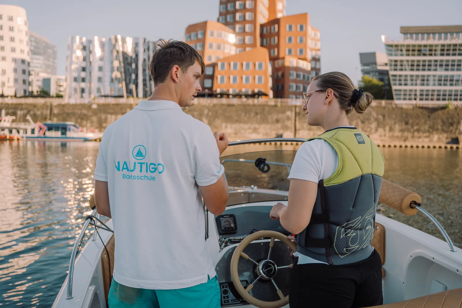 Einzelfahrstunde Am Steuer, Im Hintergrund Der Düsseldorfer Medienhafen