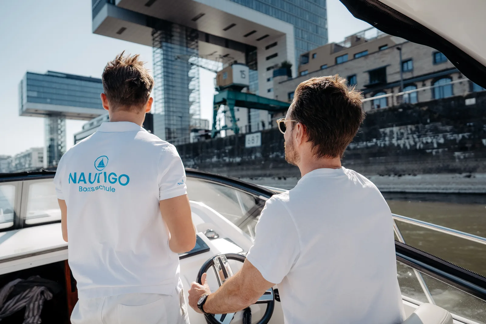 Fahrstunde Am Steuer Des Motorboots Auf Dem Rhein