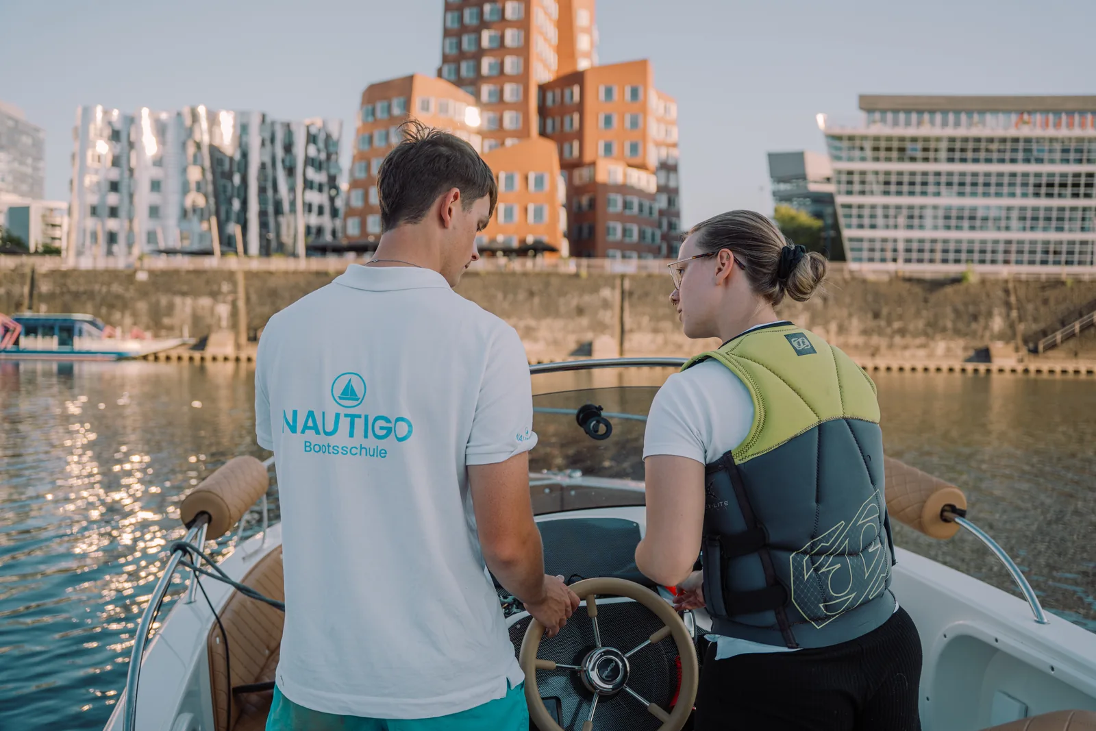 Fahrstunde Am Steuer Vor Den Gehry-Bauten Im Medienhafen