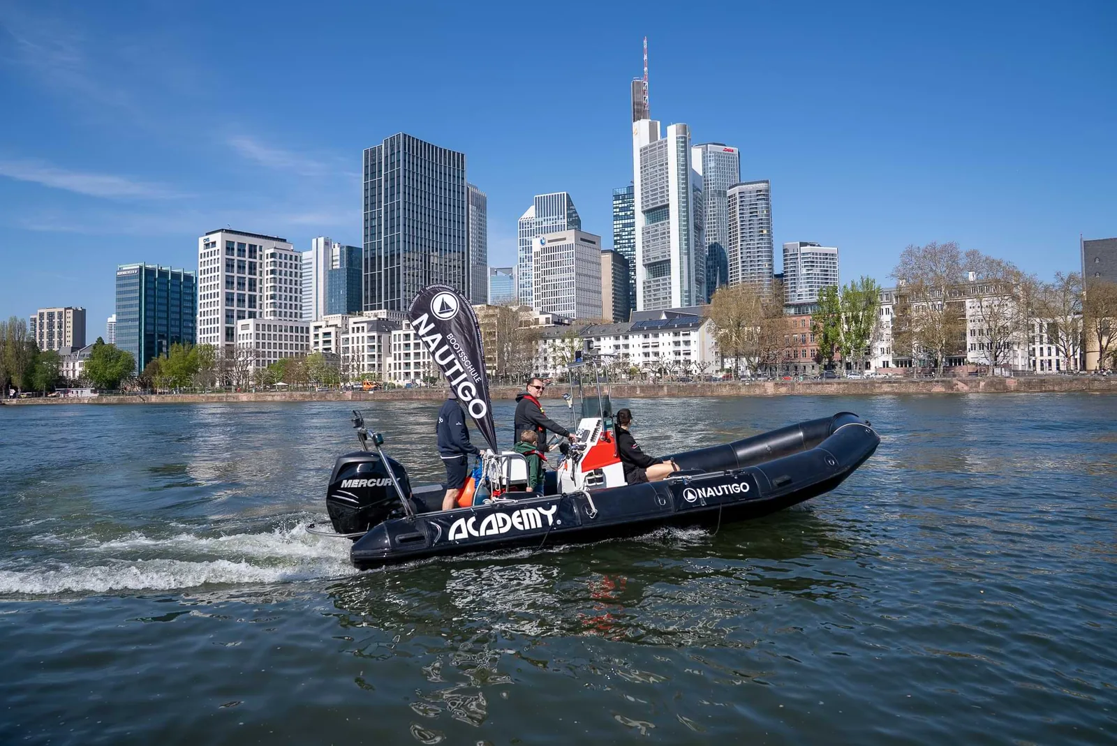 Ausbildungsfahrt Auf Dem Main Mit Frankfurter Hochhäusern Im Hintergrund