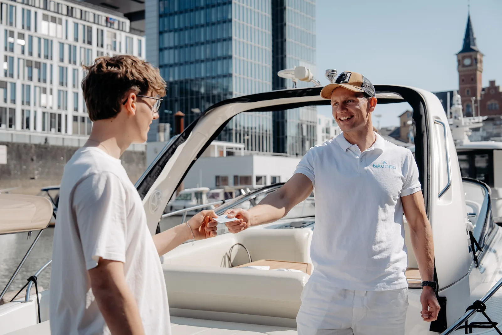 Gratulation Nach Bestandener Prüfung Am Boot