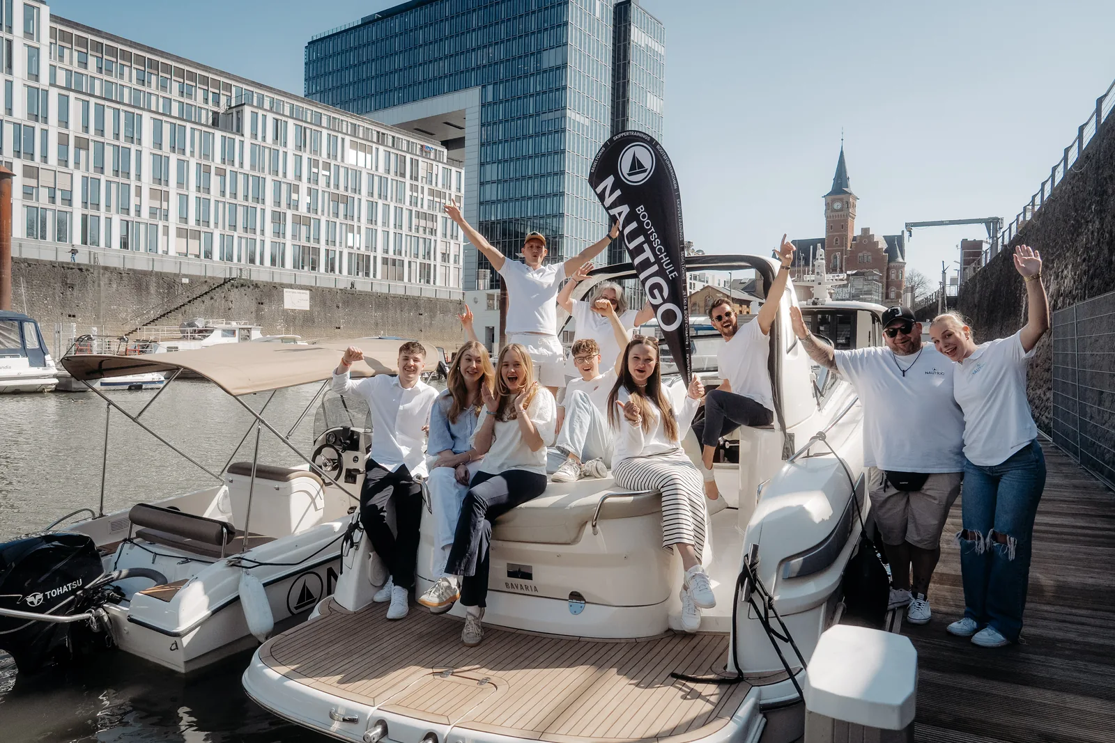 Gruppenfoto Am Steg Im Rheinauhafen Mit Nautigo Flagge