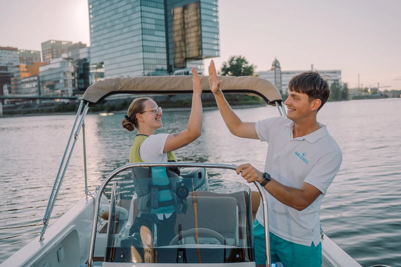 High-Five Zwischen Ausbilder Und Teilnehmerin Nach Der Fahrstunde