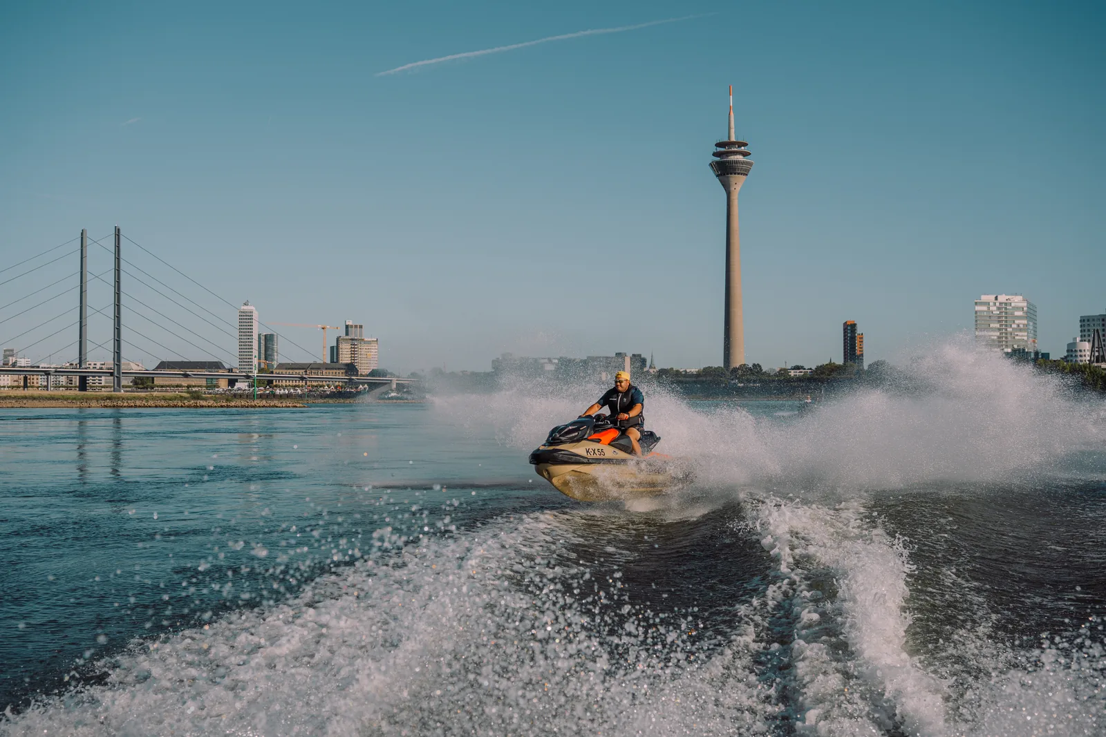Jetski Auf Dem Rhein Vor Der Düsseldorfer Skyline