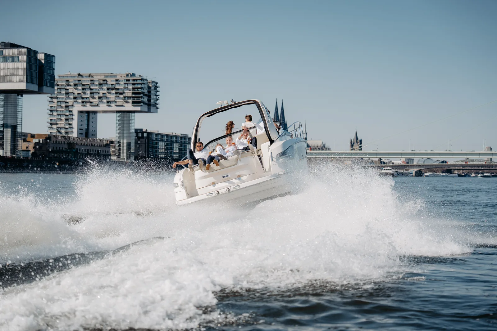 Nautigo Motorboot In Fahrt Auf Dem Rhein Vor Den Kölner Kranhäusern