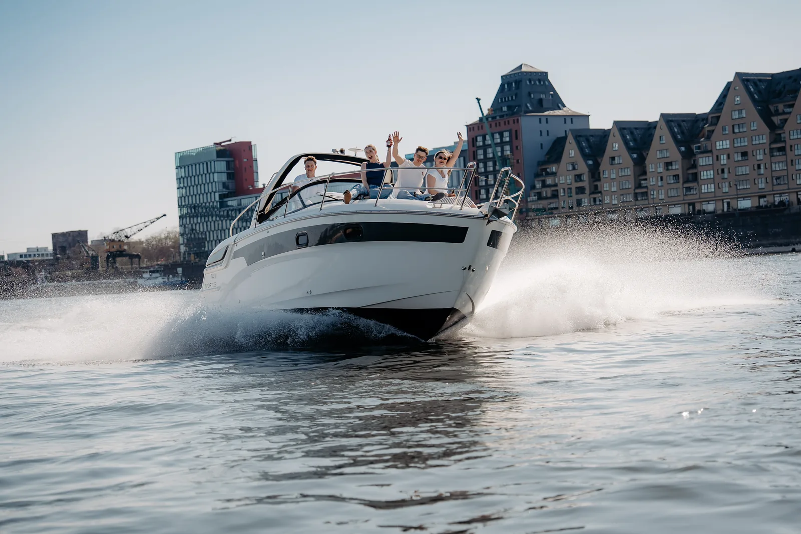 Motorboot Der Nautigo Bootsschule Vor Dem Rheinauhafen In Köln