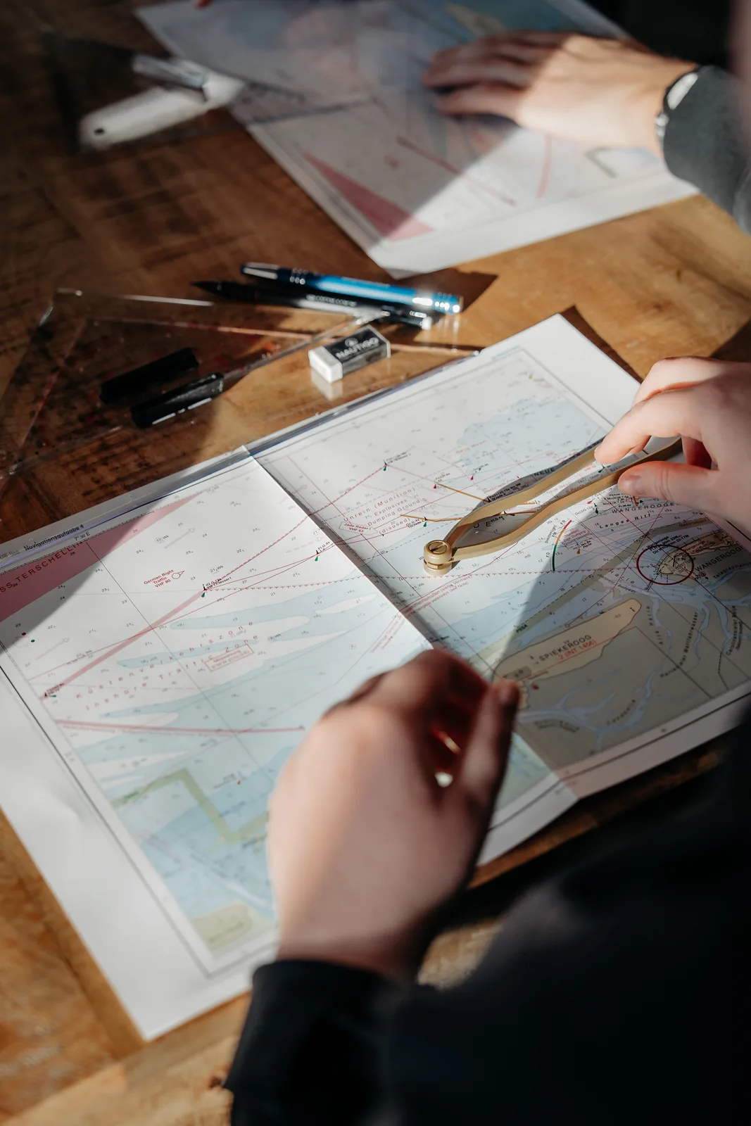 Kursdreieck Und Zirkel Auf Der Seekarte – Detailaufnahme Aus Dem Navigationskurs