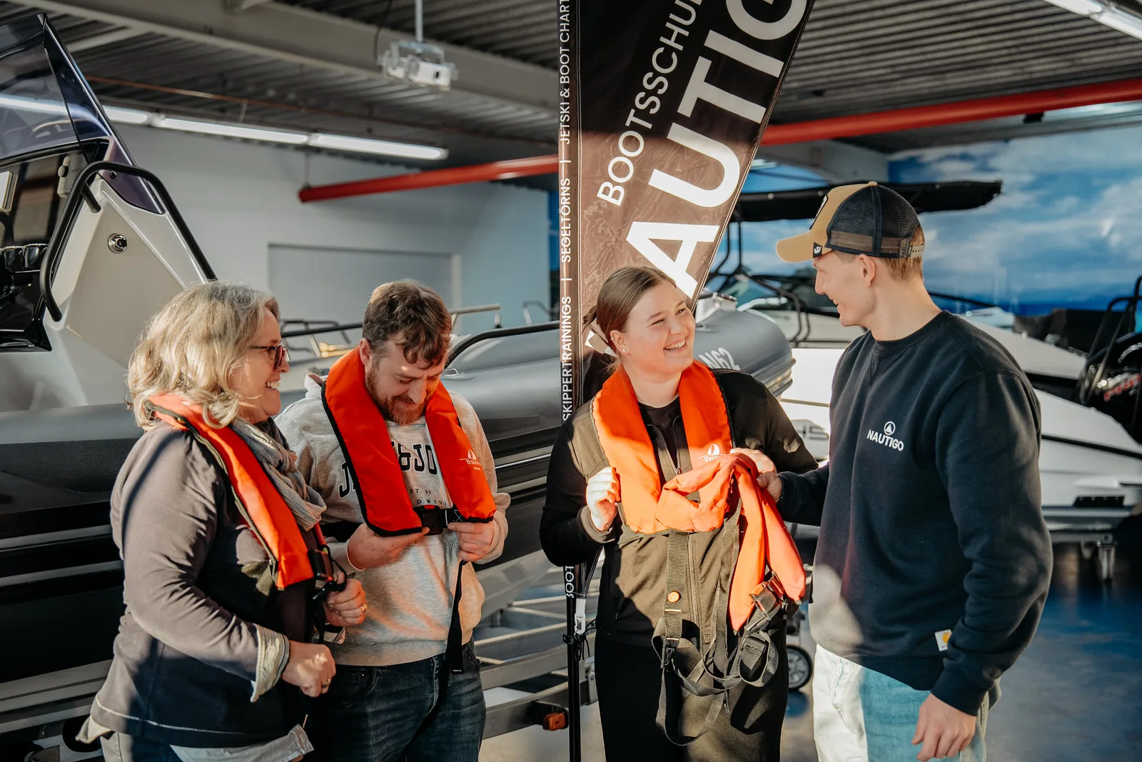 Kursgruppe Mit Rettungswesten Vor Der Praxiseinheit