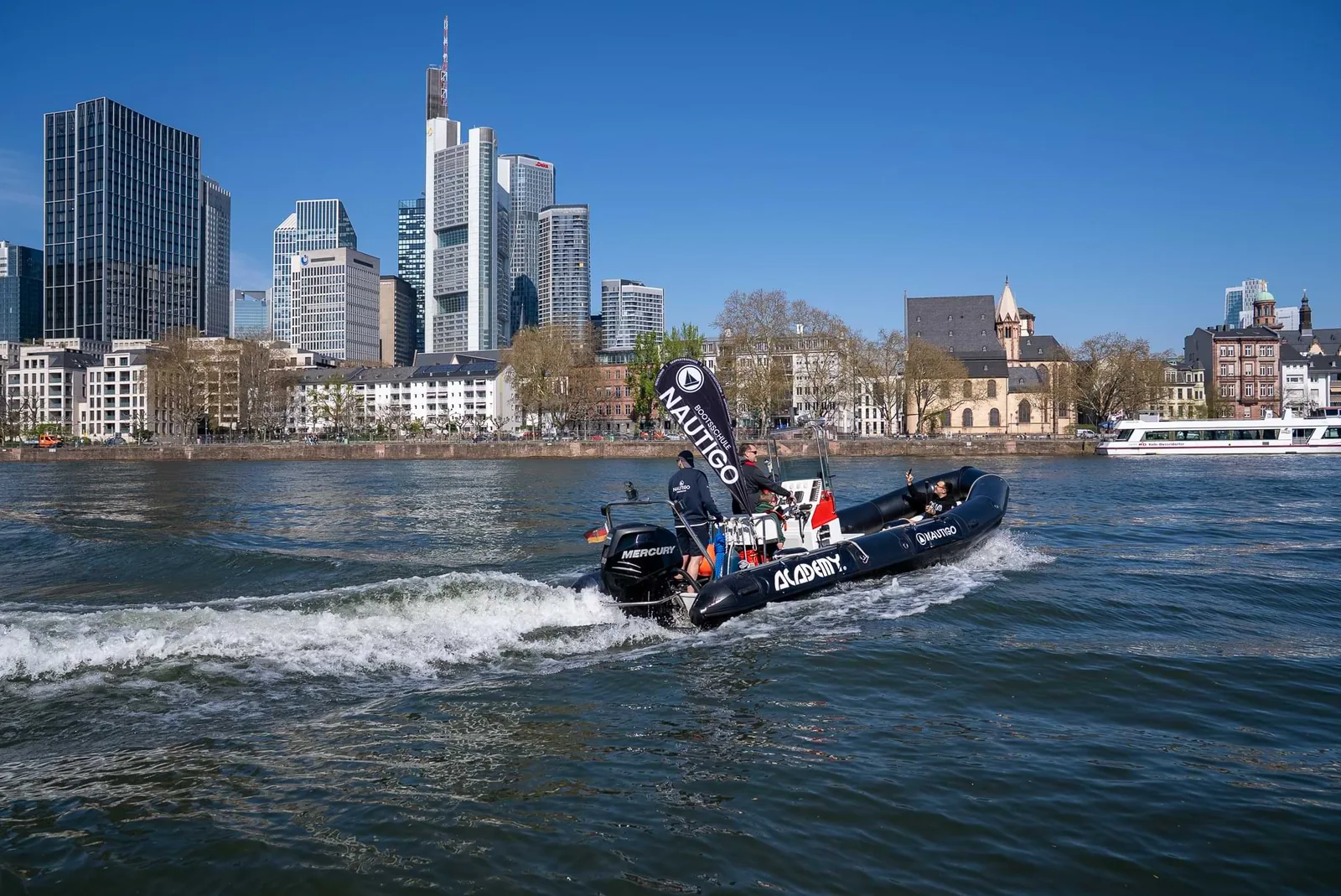 Nautigo Ausbildungsboot Auf Dem Main Vor Der Frankfurter Skyline