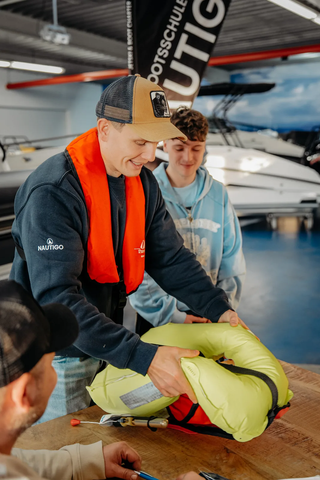 Ausbilder Zeigt Das Richtige Anlegen Der Rettungsweste