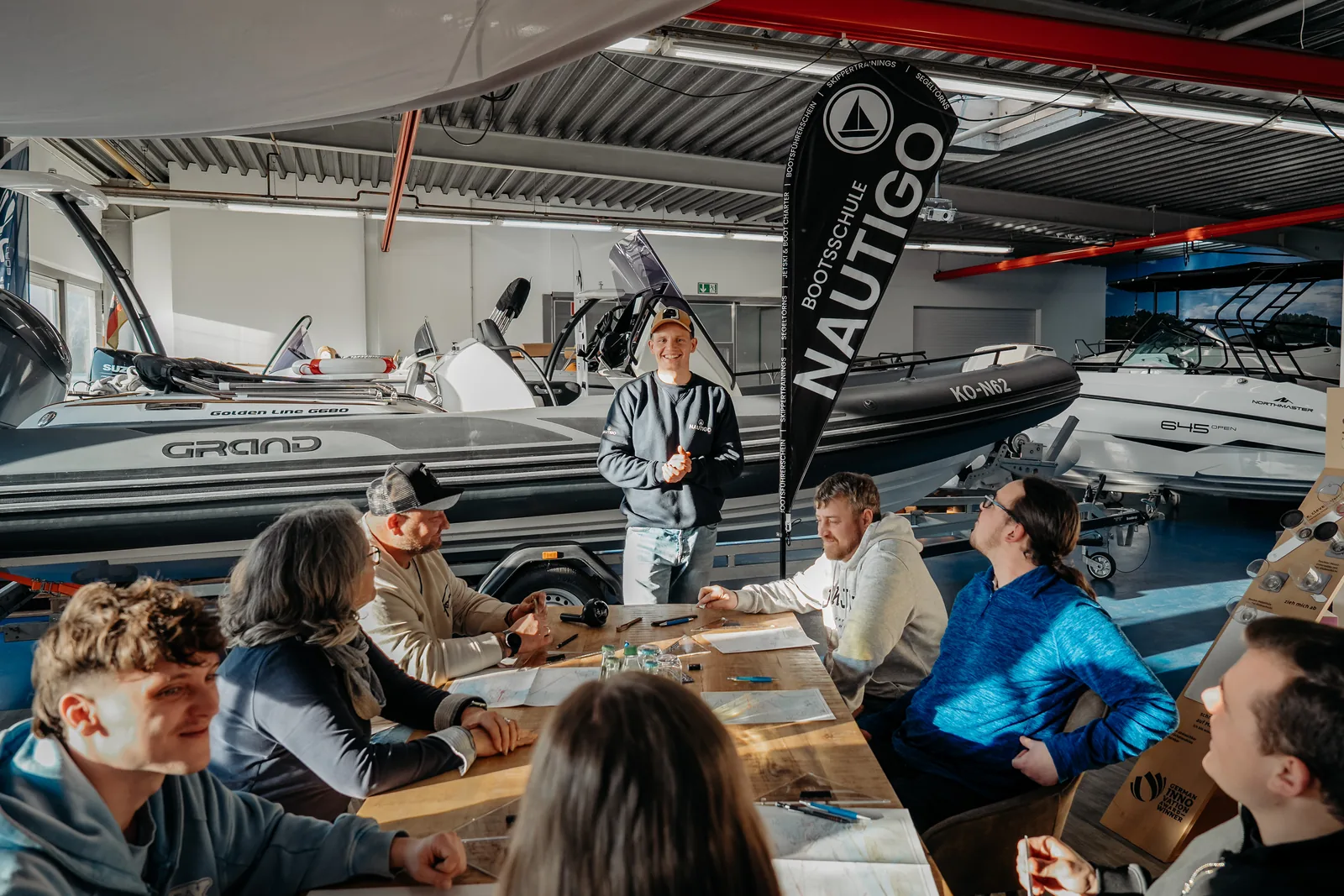 Theorieunterricht Der Nautigo Bootsschule In Der Bootshalle